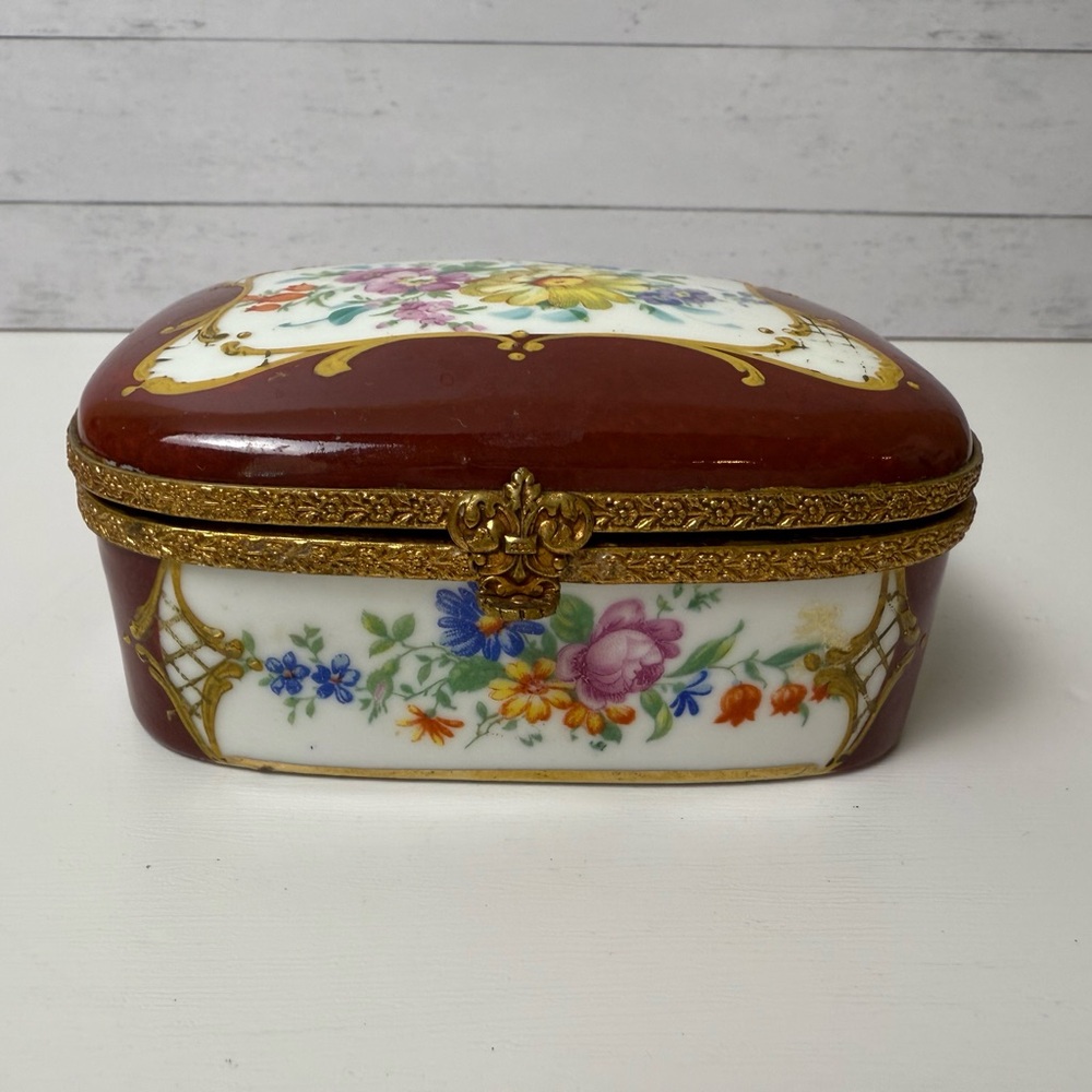 France Hand Painted Plum Porcelain Hinged Trinket Box With Matching Trinket Tray - Picture 8 of 13